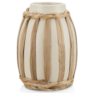 Vase en céramique blanche avec rotin alentour