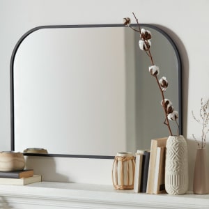 Miroir moderne arqué avec cadre noir