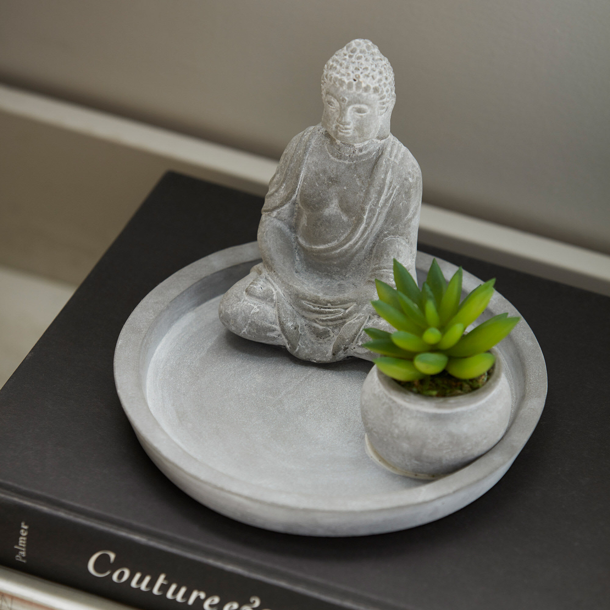 Plante avec Bouddha en ciment